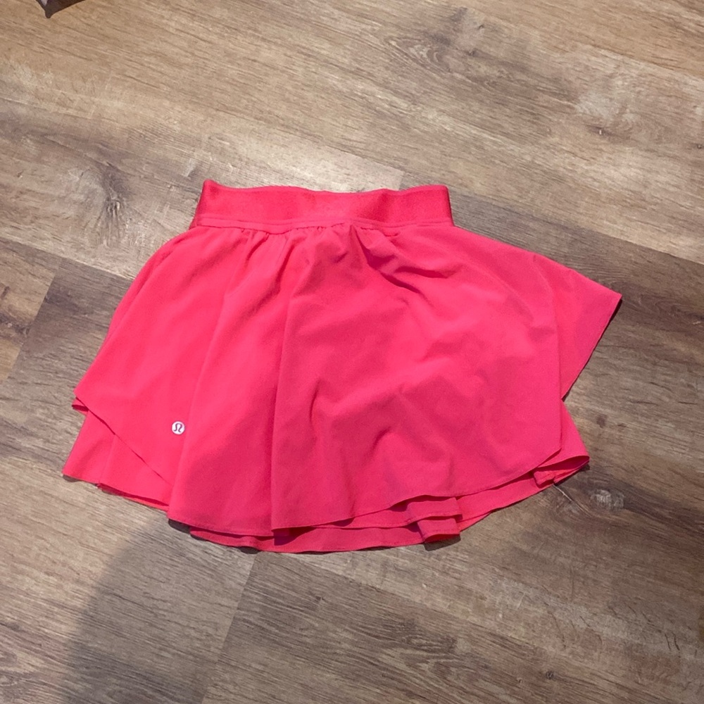 size 2 lululemon lipgloss court rival skirt. still has both tear tags and NWOT!!